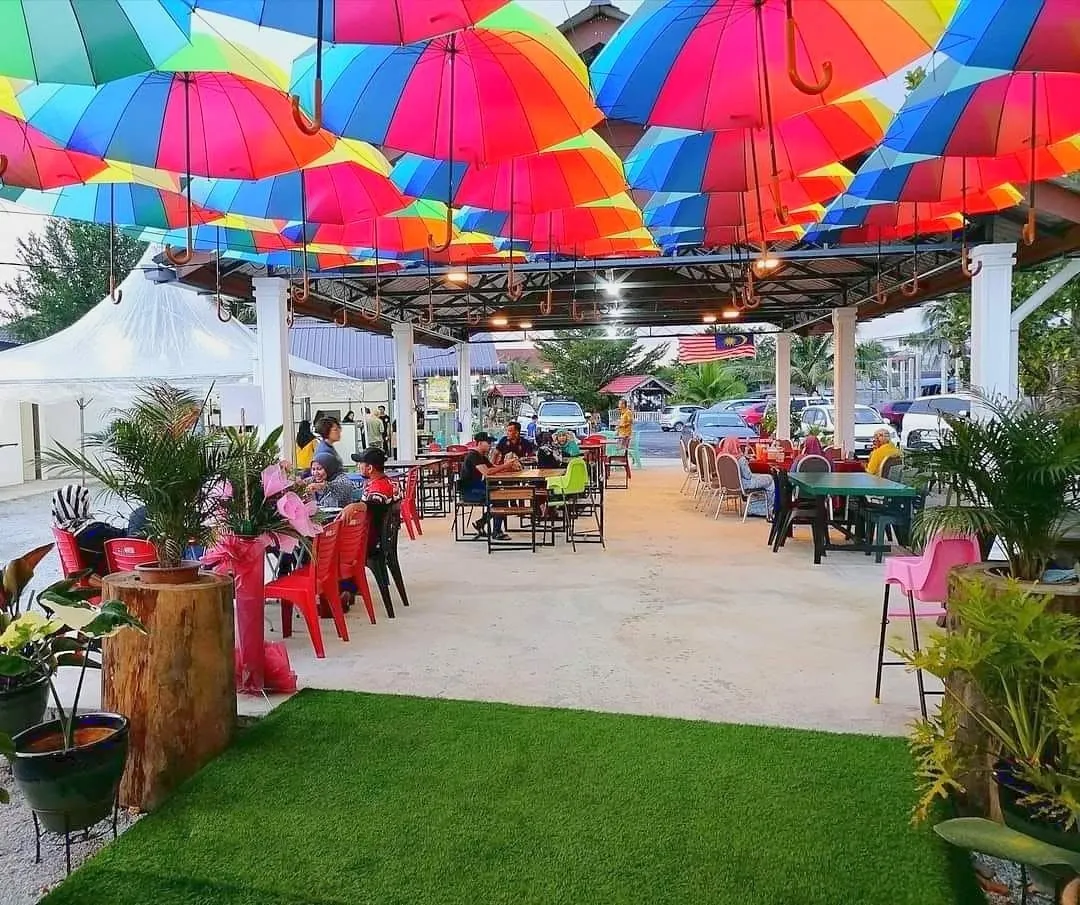 Gerai Kafe Santai D'Sungai Derga di bawah payung warna-warni